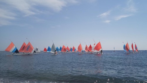Puluhan peserta mengikuti lomba balap jukung dalam rangka HUT ke-77 RI di Pantai Jemeluk, Karangasem, Bali, Rabu (17/8/2022). Peserta bahkan ada yang berasal dari Lombok.