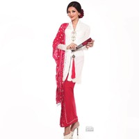 Baik Laksmi, Cindy dan Adinda memancarkan aura kecantikan dengan pulasan makeup bernuansa cokelat dan merah. Riasan mereka dikreasikan oleh makeup artist Dede S dan hairstylist Adhe Eragon. Foto: Instagram/@officialputeriindonesia