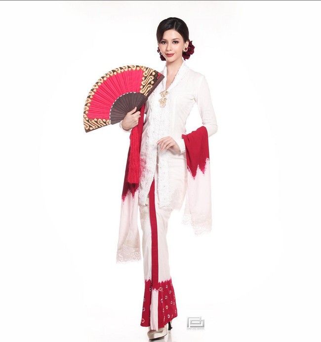 Kain batik jumputan warna merah marun dipilih sebagai busana bawahan yang semakin mengobarkan semangat kemerdekaan. Busananya dilengkapi selendang berwarna senada yang juga bermotif jumputan Solo. Foto: Instagram/@officialputeriindonesia