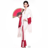 Kain batik jumputan warna merah marun dipilih sebagai busana bawahan yang semakin mengobarkan semangat kemerdekaan. Busananya dilengkapi selendang berwarna senada yang juga bermotif jumputan Solo. Foto: Instagram/@officialputeriindonesia