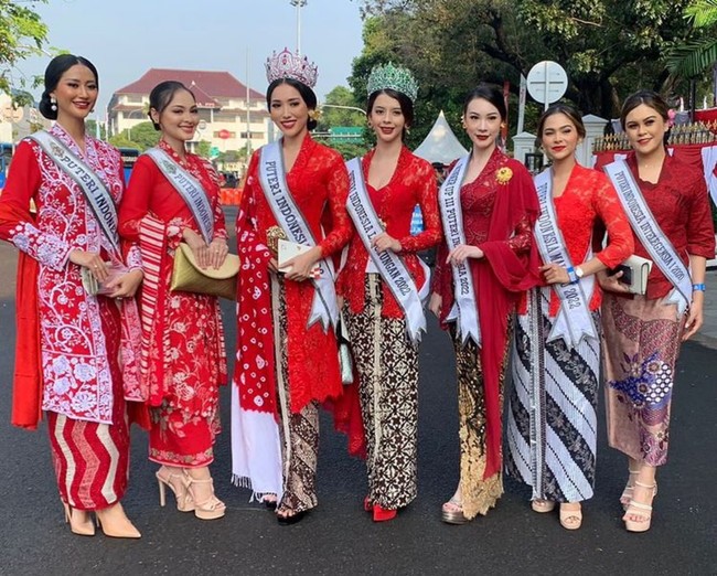 Para Puteri Indonesia juga hadir di Upacara HUT Ke-77 RI yang dilaksanakan di Istana Negara, Rabu (17/8/2022). Kali ini mereka mengenakan kebaya merah yang dipadukan berbagai jenis dan corak kain Batik. Foto: Instagram/@officialputeriindonesia