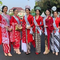 Para Puteri Indonesia juga hadir di Upacara HUT Ke-77 RI yang dilaksanakan di Istana Negara, Rabu (17/8/2022). Kali ini mereka mengenakan kebaya merah yang dipadukan berbagai jenis dan corak kain Batik. Foto: Instagram/@officialputeriindonesia