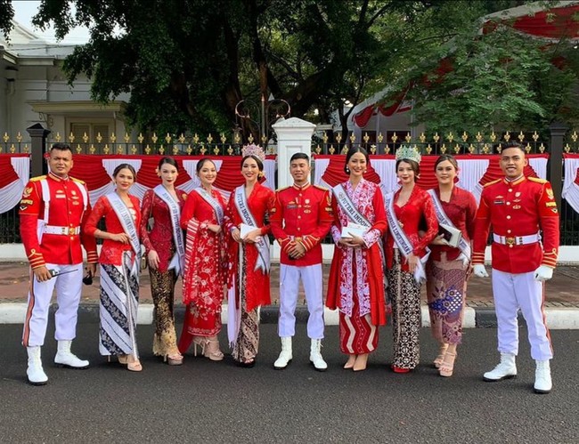 Mereka juga sempat berfoto dengan beberapa petugas upacara di depan Istana Negara. Dirgahayu Republik Indonesia! Foto: Instagram/@officialputeriindonesia