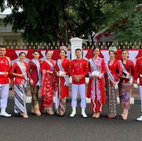 Mereka juga sempat berfoto dengan beberapa petugas upacara di depan Istana Negara. Dirgahayu Republik Indonesia! Foto: Instagram/@officialputeriindonesia