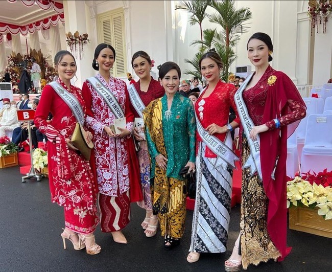 Tampak Laksmi, Cindy, Puteri Indonesia Lingkungan 2019 Jolene Marie Rotinsulu, Puteri Indonesia 2022 Ayu Maulida dan beberapa finalis yang ikut menghadiri upacara pengibaran bendera merah-putih. Foto: Instagram/@officialputeriindonesia
