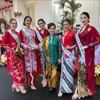Tampak Laksmi, Cindy, Puteri Indonesia Lingkungan 2019 Jolene Marie Rotinsulu, Puteri Indonesia 2022 Ayu Maulida dan beberapa finalis yang ikut menghadiri upacara pengibaran bendera merah-putih. Foto: Instagram/@officialputeriindonesia