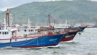 China pertama kali memberlakukan pelarangan yang sama di perairan itu pada tahun 1999, dengan alasan untuk membantu melestarikan sumber daya perikanan di salah satu daerah penangkapan ikan terbesar di dunia.  