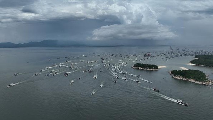YANGJIANG, CHINA - AUGUST 16: Aerial view of fishing boats setting sail to South China Sea for fishing on August 16, 2022 in Yangjiang, Guangdong Province of China. The seasonal fishing ban in the South China Sea ended on Tuesday. (Photo by Liu Xiaoming/VCG via Getty Images)
