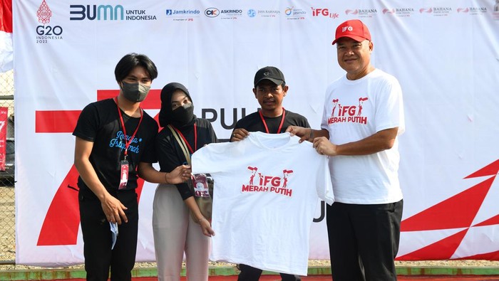 Indonesia Financial Group (IFG) merayakan HUT ke 77 Republik Indonesia bersama warga kampung kerang hijau Kalibaru, Cilincing, Jakarta Utara.