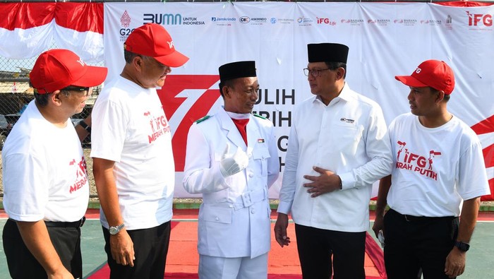 Indonesia Financial Group (IFG) merayakan HUT ke 77 Republik Indonesia bersama warga kampung kerang hijau Kalibaru, Cilincing, Jakarta Utara.