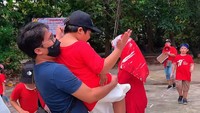 Ayus Sabyan langsung menggendong sang anak yang berhasil mencapai garis finish. Foto: dok. Instagram Riri Fairus