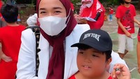 Tawa Ririe Fairus melihat anak-anaknya semangat mengikuti lomba. Foto: dok. Instagram Riri Fairus