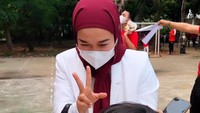Ririe Fairus terlihat menyemangati sang anak saat akan mengikuti lomba 17-an. Foto: dok. Instagram Riri Fairus