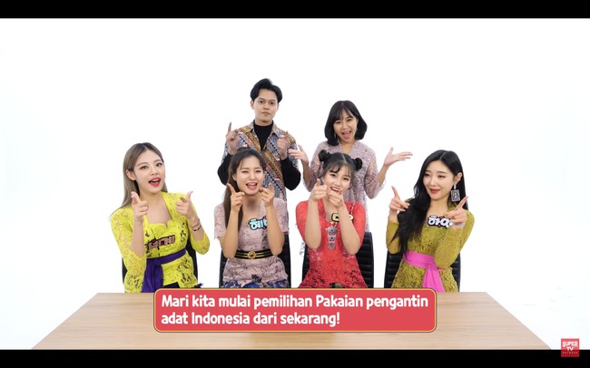 Keempat personel ROSE FINGER memakai kebaya khas Bali saat tampil di acara YouTube Mantul Korea. Acara itu dipandu oleh Yannie Kim, wanita Indonesia yang sudah membintangi sejumlah drama Korea. Foto: dok. YouTube Mantul Korea