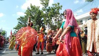 Saat acara pawai, ditampilkan juga tarian dari berbagai suku yang ada di Sumut.