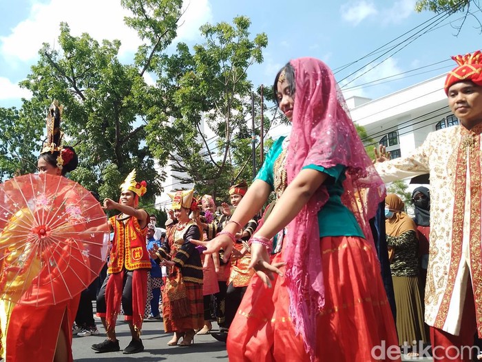 Saat acara pawai, ditampilkan juga tarian dari berbagai suku yang ada di Sumut.
