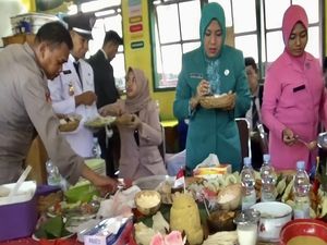 Peserta Upacara di Pinrang Disuguhi Kue hingga Makanan Tradisional
