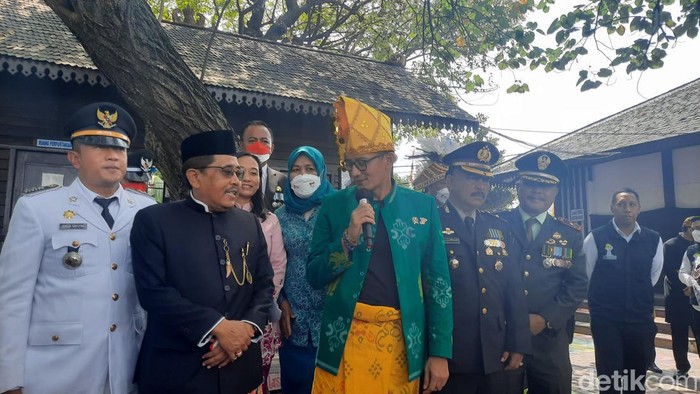 Sandiaga Uno Kenakan Baju Khas Sulawesi Tengah di Pulau Untung Jawa