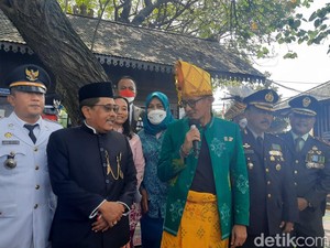 Tampil Cerah, Sandiaga Kenakan Pakaian Adat Sulawesi Tengah