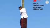 Aksi Santri Bersarung Panjat Tiang Bendera Saat Upacara di Ponpes Klaten