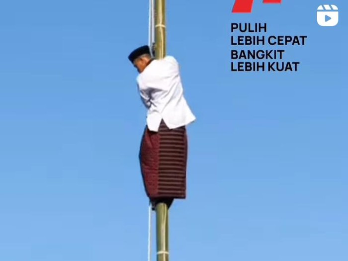 Santri Ponpes Al Munawwir, Desa Kadilajo, Kecamatan Karangnongko memanjat tiang bendera, Rabu (17/8/2022).