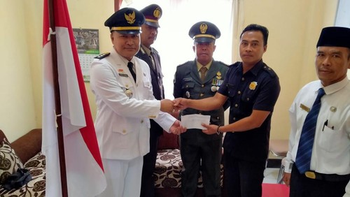 Camat Keruak mengapresiasi Satpam Zulkarnaen (37) yang panjat tiang bendera Merah Putih pada HUT kemerdekaan Republik Indonesia ke-77 di Lapangan umum Arjanjang Keruak, Kecamatan Keruak, Kabupaten Lombok Timur