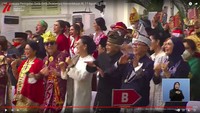 Sebelum mereka turun ke lapangan, mereka juga joget di kursinya masing-masing. Di sini terlihat ada Mendag Zulkifli Hasan dan Menkumham Yasonna Laoly.
