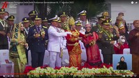 Selain itu, Kepala Staf TNI dari tiga matra ini juga ikut berjoget. Ketiganya tampak asyik berjoget sambil sesekali bernyanyi.