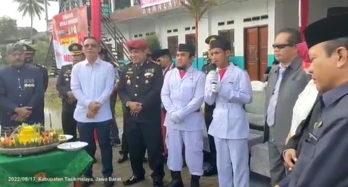 Sebanyak 100 mantan narapidana teroris (napiter) mengikuti upacara Hari Ulang Tahun ke-77 Republik Indonesia. Upacara ini dilaksanakan bersama Densus 88 Antiteror Polri di Pondok Pesantren (Ponpes) Hamalatul Quran, Tasikmalaya, Jawa Barat.