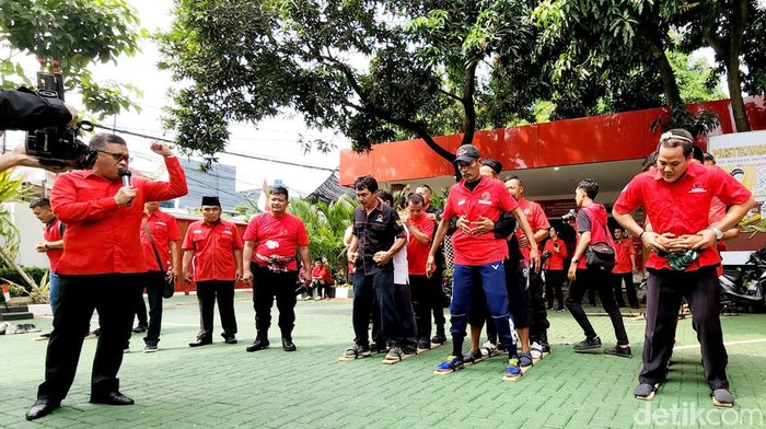 Sekjen PDIP Hasto Kristiyanto menjadi juri lomba bakiak dalam rangka memperingati HUT ke-77 RI