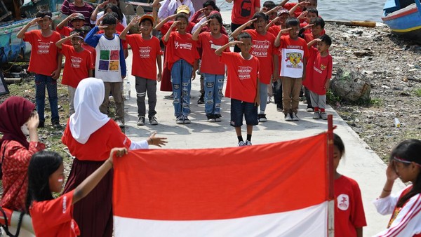 Semangat Anak-anak Pesisir Upacara HUT RI