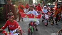 Banyak warga menggunakan pernak pernik unik Indonesia.  