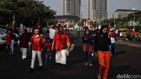 Warga turut memeriahkan HUT Ke-77 RI di jalanan Jakarta.  