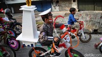 Anak-anak dengan semangat mengendarai sepeda yang dihias.  