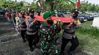 Petugas polisi, TNI dan sejumlah warga Sleman membawa bendera merah putih raksasa berukuran 9x6 meter ke atas Bukit Klangon D.I Yogyakarta, untuk dikibarkan, pada Selasa (16/8/2022).