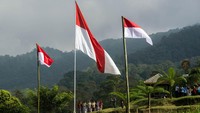 Petugas polisi, TNI dan sejumlah warga Sleman membawa bendera merah putih raksasa berukuran 9x6 meter ke atas Bukit Klangon D.I Yogyakarta, untuk dikibarkan, pada Selasa (16/8/2022).