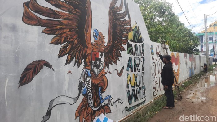 Seniman Mamuju gambar mural 17 objek sepanjang 40 meter