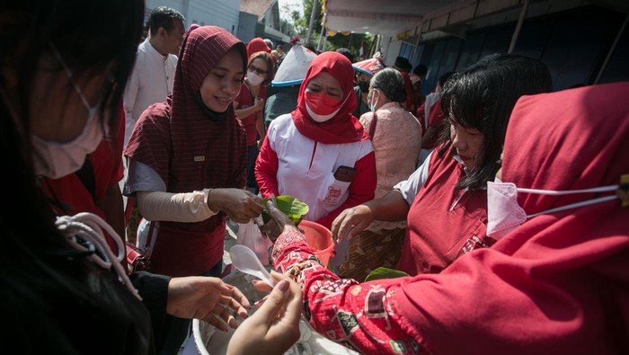 Serunya Berbagi Jenang Merdeka di Solo Warga berbagi jenang usai melaksanakan upacara bendera peringatan HUT ke-77 Kemerdekaan RI pada acara Festival Jenang Merdeka di Gajahan, Solo, Jawa Tengah, Rabu (17/8/2022). Acara berbagi jenang tersebut dalam rangka peringatan HUT ke-77 Kemederkaan Indonesia sekaligus ungkapan rasa syukur warga kepada Tuhan Yang Maha Esa. ANTARA FOTO/Mohammad Ayudha/rwa.