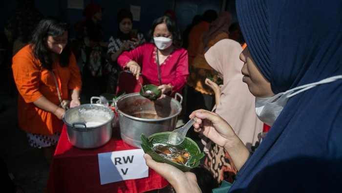 Serunya Berbagi Jenang Merdeka di Solo Warga berbagi jenang usai melaksanakan upacara bendera peringatan HUT ke-77 Kemerdekaan RI pada acara Festival Jenang Merdeka di Gajahan, Solo, Jawa Tengah, Rabu (17/8/2022). Acara berbagi jenang tersebut dalam rangka peringatan HUT ke-77 Kemederkaan Indonesia sekaligus ungkapan rasa syukur warga kepada Tuhan Yang Maha Esa. ANTARA FOTO/Mohammad Ayudha/rwa.
