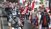 Sejumlah warga RW 06 Cipete Utara, Kebayoran Baru, tengah melakukan Pawai  di jalan Antasari, Jakarta Selatan, Rabu (17/8/2022).   