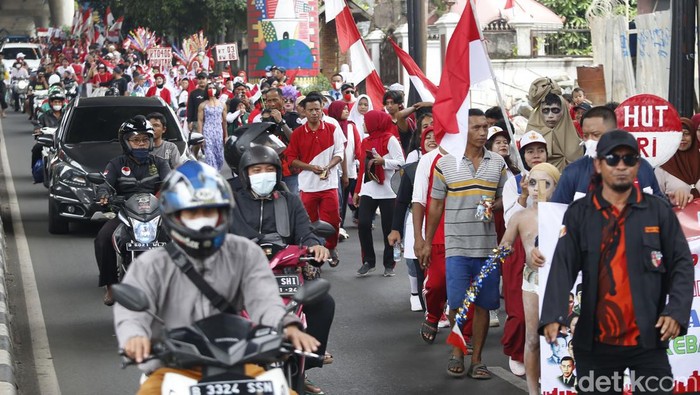 Sejumlah warga RW 06 Cipete Utara, Kebayoran Baru, tengah melakukan Pawai  di jalan Antasari, Jakarta Selatan, Rabu (17/8/2022).