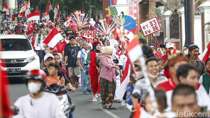 Serunya Pawai Merah Putih di Cipete Utara Sejumlah warga RW 06 Cipete Utara, Kebayoran Baru, tengah melakukan Pawai di jalan Antasari, Jakarta Selatan, Rabu (17/8/2022).