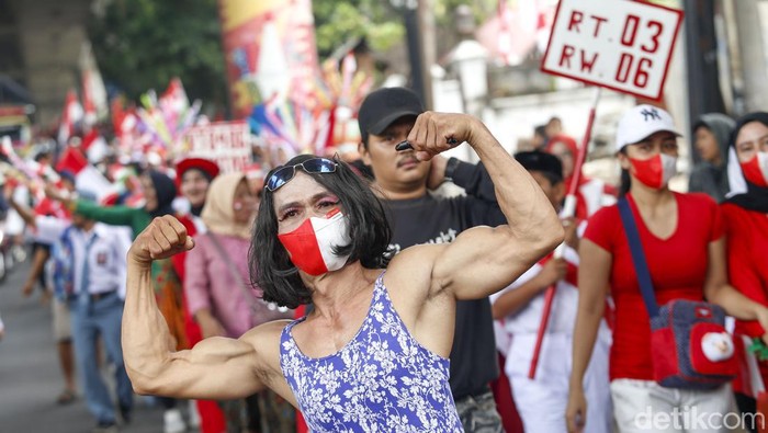 Serunya Pawai Merah Putih di Cipete Utara Sejumlah warga RW 06 Cipete Utara, Kebayoran Baru, tengah melakukan Pawai di jalan Antasari, Jakarta Selatan, Rabu (17/8/2022).