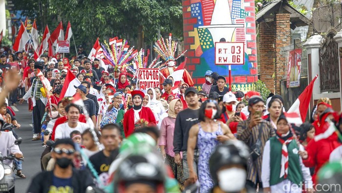 Sejumlah warga RW 06 Cipete Utara, Kebayoran Baru, tengah melakukan Pawai  di jalan Antasari, Jakarta Selatan, Rabu (17/8/2022).