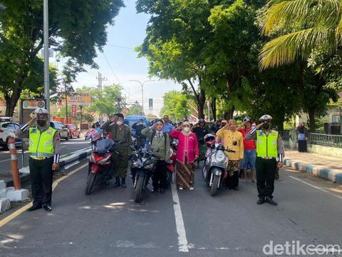 SIKAP SEMPURNA Pengguna jalan melakukan sikap sempurna