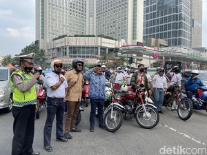 Para Pengendara di Bundaran HI Berhenti dan Ambil Sikap Hormat!