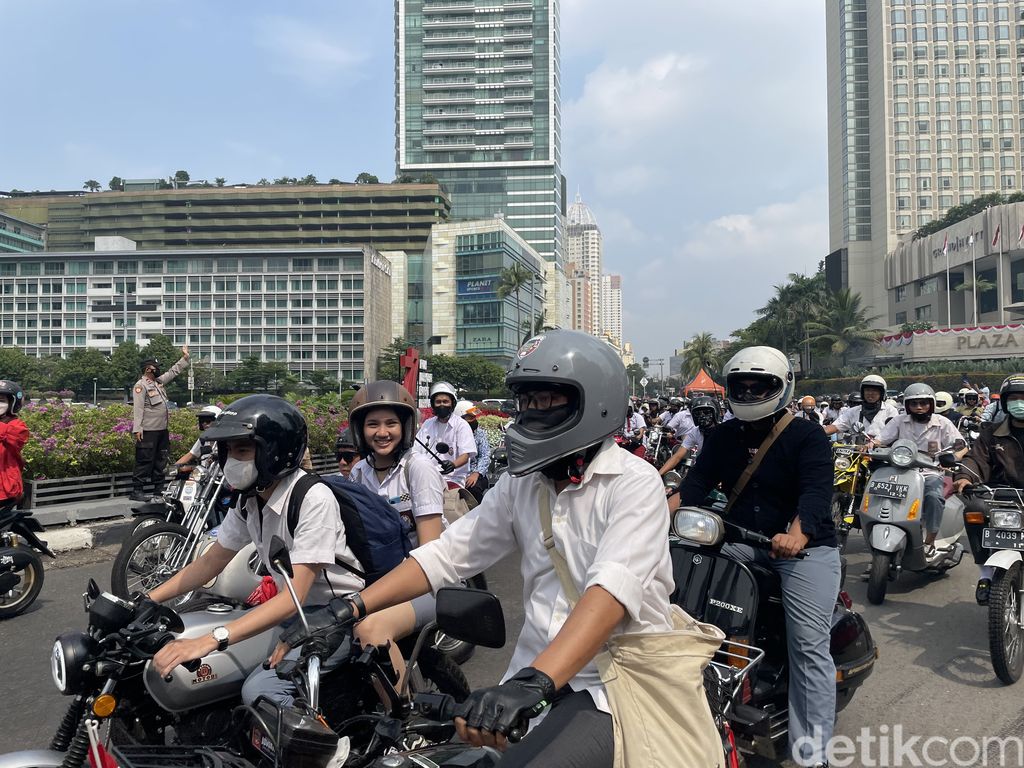 Suasana di Bundaran HI, kendaraan berhenti dan warga mengambil sikap sempurna dan sikap hormat, 17 Agustus 2022. (Silvia Ng/detikcom)