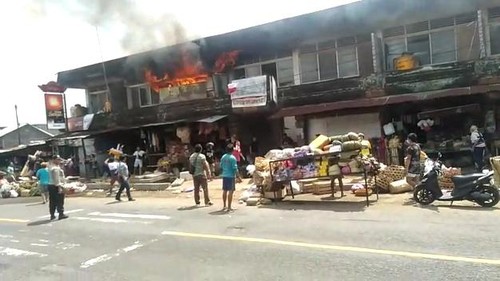 Suasana saat kebakaran terjadi pada toko banten di Pasar Bajera, Tabanan, Bali, Rabu (17/8/2022) siang.