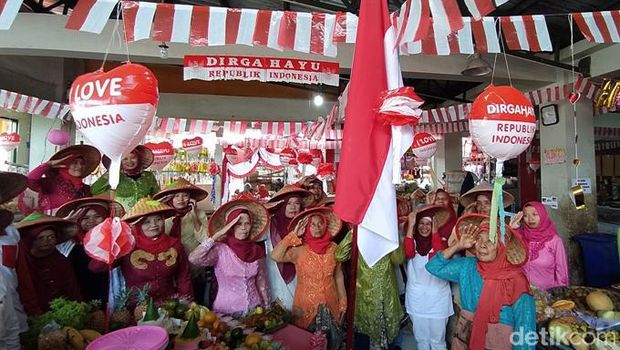 Suasana upacara HUT Kemerdekaan RI ke-77 di Pasar Rejowinangun Kota Magelang, Rabu (17/8/2022).