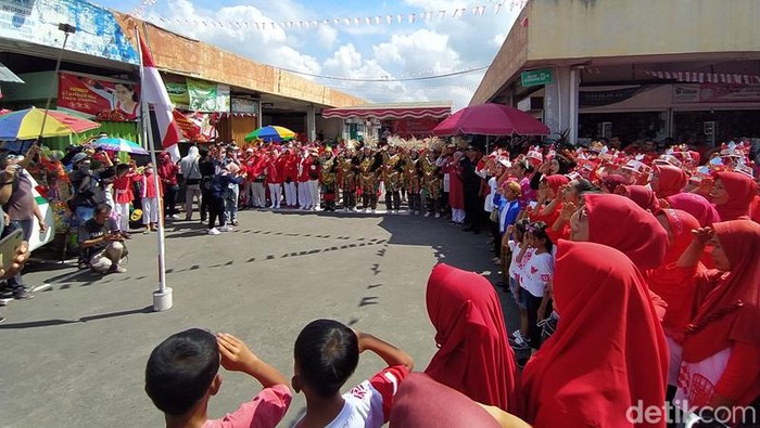 Suasana upacara HUT Kemerdekaan RI ke-77 di Pasar Rejowinangun Kota Magelang, Rabu (17/8/2022).